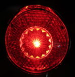 Zadné LED svetlo s okrúhlou, červenou šošovkou