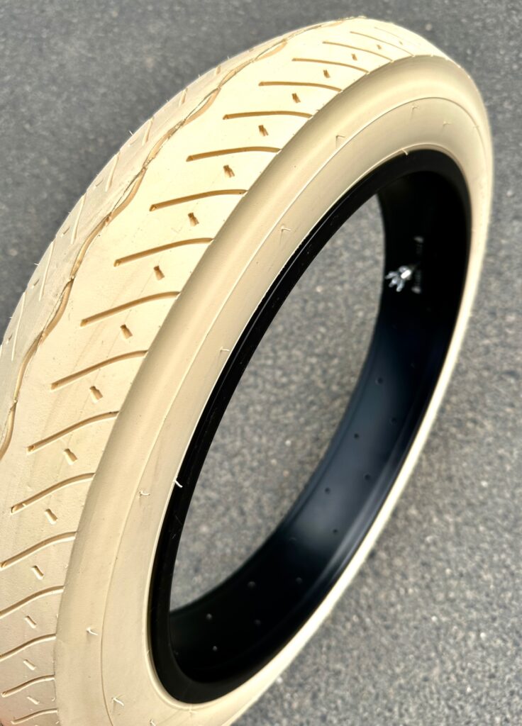 E-shop plášť Street Hog 20 x 3.0, krémový